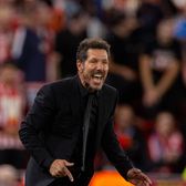 Simeone, criză de nervi!    FOTO.  A fost la un pas   să se ia la bătaie  cu fanii lui Liverpool. Gestul care l-a scos din sărite pe antrenorul lui Atletico