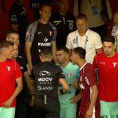 S-au încins spiritele la Cluj!    FOTO.  Conflict în drum spre vestiare la CFR - UTA Arad »   Camora a sărit la adversari