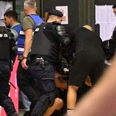 Scene șocante la România - Ungaria    FOTO:  Fanii români   s-au bătut pe teren cu jandarmii  la meciul decisiv pentru Euro! Au urmat sancțiuni dure