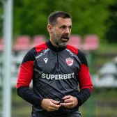 Discuție Kopic - acționari   Antrenorul lui Dinamo, la plecarea în Macedonia:   „Este ciudat  să spui aşa ceva!”