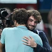 „Cred că avem nevoie de ajutor!”    S-a prăbușit pe teren  în timp ce vărul său ținea discursul de campion la Shanghai Masters