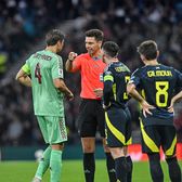  Le-a dat emoții scoțienilor    Marian Barbu,  chemat de două la VAR de Ovidiu Hațegan în Scoția - Belarus 2-1. Ce decizii a luat „centralul” român