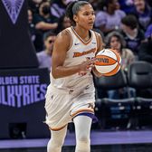  Rivalele care și-au spus „DA”!  Starurile WNBA Alyssa Thomas și DeWanna Bonner, care   sunt partenere de viață , sunt acum și coechipiere