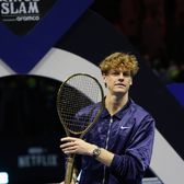 Cel mai mare premiu din istorie!  Jannik Sinner l-a învins categoric pe Alcaraz în finala Six Kings Slam și   a primit o rachetă din aur  » Suma fabuloasă obținută de italian