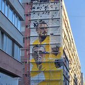 Mural cu „tricolori”    FOTO.  Trei dintre   liderii României,  pictați pe un bloc din Capitală