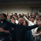 Unde predică Dani Alves  Brazilianul apare într-o biserică evanghelică fondată de un   american implicat în scandaluri sexuale