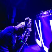 Îl recunoști?    FOTO.  Cine e mascatul care a îmbrăcat   tricoul României  și a ridicat în aer mii de clujeni