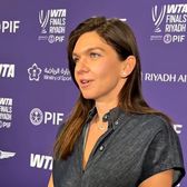 Moment de gală la WTA Finals    FOTO:     Simona Halep,  alături de Aryna Sabalenka la premierea numărului 1 mondial: „O onoare!”