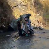 A căzut cu mașina în râu     FOTO  Accident grav pe   Transfăgărășan.  A izbit parapetul, apoi a ajuns în râul Argeș