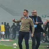 Extremele lui Mirel Rădoi    FOTO.  GOLAZO.ro a stat cu ochii pe   antrenorul de la U Craiova  la meciul cu Rapid: nervi, calm, copil de mingi, înjurat și îmbrățișări