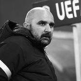 Tragedie în Serbia  Antrenorul celor de la Radnicki s-a prăbușit la marginea terenului în meciul cu Mladost și   a murit în drum spre spital  » Jucătorii, în lacrimi pe teren