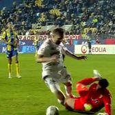 Greșeală de arbitraj?    FOTO.  Experții se contrazic după penalty-ul acordat pentru liderul din Liga 1:   „Simulare îngrozitoare!”  / „E 11 metri” 