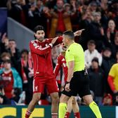 Controversă cu Istvan Kovacs    FOTO. 4 minute  a stat arbitrul să analizeze un posibil penalty la Liverpool - Real.   Ce a dictat în final