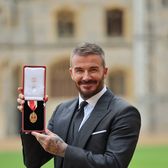 Sir David Beckham  Fostul internațional englez a primit   titlul de cavaler  din partea Regelui Charles al III-lea. Costumul purtat, creat de soția, Victoria, și inspirat de monarh