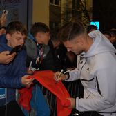 FCSB, asaltată de fani    FOTO+ VIDEO.    200 de fani au așteptat campioana, după meciul de la Sibiu.   Trei fotbaliști n-au refuzat pe nimeni