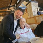 Apariție rară    FOTO.   Cum arată acum fostul președinte al Stelei, ajuns la   90 de ani