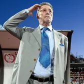 Cum se simte Cornel Dinu  Legenda lui Dinamo oferă detalii despre starea sa de sănătate: „Mi-au pus 12 senzori.   Parcă eram RoboCop”