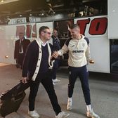 NU ATINGEȚI COVORUL ROȘU😄  Scene comice la sosirea naționalei la Zenica și   invitatul-surpriză  care nu lipsește din nicio deplasare