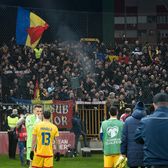 Provocatori  Ce au făcut   ultrașii români  la sfârșitul jocului de la Zenica » Scutierii care-i păzeau au intrat tare în ei