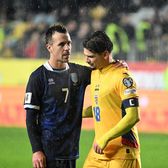 Răzvan Marin, din nou căpitan  Contestat de Mircea Lucescu, susținut de vestiar.   Hagi a refuzat banderola  în favoarea veteranului „tricolorilor”