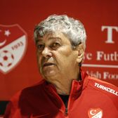 Ce vrea Lucescu  Selecționerul e în fața unui baraj special.   De ce vrea să fie în martie cu naționala