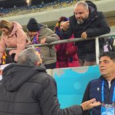 Neagoe, tras la răspundere de fani    VIDEO:   Tehnicianul de la Petrolul, dialog încordat cu un suporter: „Nu trăgeam de timp!   Vrei să joc eu?”