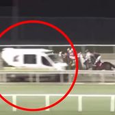 Putea fi un masacru    VIDEO.  Moment șocant la o cursă de cai: opt călăreți   au evitat în ultima secundă o ambulanță  care venea înspre ei pe circuit