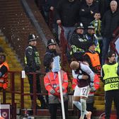 I-a provocat și a fost lovit în cap    FOTO:  Starul a sărbătorit în fața fanilor adverși, iar aceștia au ripostat:   „E nevoie de respect!”