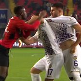 Moment șocant în Turcia     FOTO+VIDEO.  Echipa lui Maxim a marcat în timp ce   jucătorii se băteau în careu!  » Ce note au primit Sorescu și Drăguș