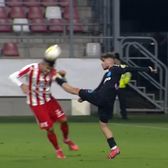  L-a lovit cu talpa în față    FOTO.  Robert Necșulescu de la FCSB a rezistat   doar 34 de minute  la debutul său la seniori » „Roșu” direct!