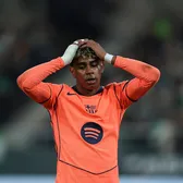 Escortat de agenții de securitate    Tatăl lui Lamine Yamal,  comportament lipsit de fair-play la meciul Betis - Barcelona. I-a provocat pe suporterii adverși