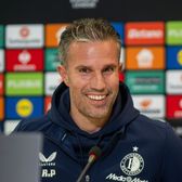 „Îmi spuneți echipa voastră? Perfect!”     Robin van Persie,  antrenorul lui Feyenoord, a glumit cu jurnaliștii români: „A anunțat patronul FCSB? Nu știam”