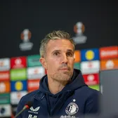 Ce îi place lui Van Persie la FCSB   Antrenorul lui Feyenoord a descris jocul rivalilor. Și-a amintit de cariera de fotbalist:   „Am debutat cu România”