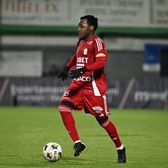 „Așa dădeam când jucam în sat”    FOTO:  Fotbalist din Liga 1,   ironizat  de patron după un șut ratat » Dar și lăudat: „Fără el, avem probleme”