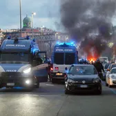 Scene de război înainte de Genoa - Inter    FOTO+VIDEO.  Ultrașii celor două echipe au făcut prăpăd înainte de meci:   mașini incendiate, 15 polițiști răniți!