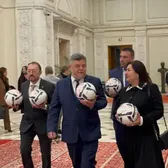 Circ în Parlament  Aleșii din opoziție   au adus mingi de fotbal  la moțiunea de cenzură împotriva Guvernului » Semnificația din spatele gestului