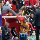 Moment șocant    VIDEO.   Starul echipei a fost   lovit de un suporter  în meciul decisiv din campionat » Tensiuni între jucător și arbitru