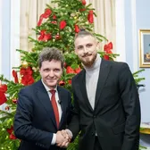 Drăgușin, întâlnire cu Nicușor Dan  Fundașul naționalei s-a fotografiat cu   președintele:  „E dificil, am făcut asta la 16 ani”