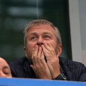 „Ceasul ticăie”  Premierul britanic îl avertizează pe   Abramovich să dea Ucrainei miliardele  pentru vânzarea lui Chelsea