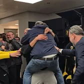 Prima lui Marin a crescut într-o clipă!    FOTO.    Ce a făcut patronul lui AEK Atena  în vestiar după victoria în fața Craiovei