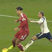 Xavi Simons, fault brutal!    FOTO:   Van Dijk, victima unei intrări cu talpa a olandezului +   Drăgușin, în lot după 11 luni!