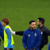 Și-a lovit colegul la antrenament    VIDEO:  Reacție neașteptată a portarului care a primit gol de la   jumătatea  terenului