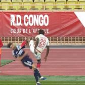 Intrare horror în Ligue 1     FOTO:   Tagliafico, pus la pământ de un   fault brutal  al lui Mamadou Coulibaly, în Monaco - Lyon