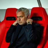 „Construiți un bordel!”    FOTO.  Fanii   au taxat dur  Benfica după eliminarea rușinoasă din Cupa Ligii + Mourinho și-a distrus jucătorii