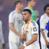 Gesturile lui Mbappe au șocat Barcelona  Ce spune Real Madrid despre atitudinea starului francez +   Gestul obscen  făcut de Pau Cubarsi