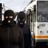 Membri ai galeriei FCSB, arestați    FOTO.   Patru suporteri ai campioanei   au agresat trei adolescenți  într-un tramvai din București