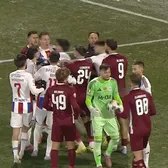 Dur-Bozoancă, în centrul atenției    FOTO.  Spiritele s-au încins după ce portarul Oțelului   a luat mingea în mână  » Biliboc, înconjurat de adversari