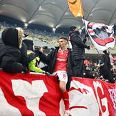 Dinamo urcă pe 2, Cîrjan în peluză    VIDEO.  Imagini spectaculoase cu căpitanul „câinilor” »   A cântat  alături de suporteri