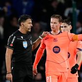 Furie la Barcelona  Catalanii se dezlănțuie la adresa arbitrului meciului cu Sociedad: „Te privește   de parcă ar fi mai presus de tine”