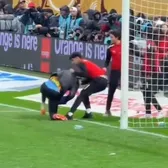 Scene șocante la finala Cupei Africii     FOTO.  Portarul Senegalului, doborât de marocani în timpul meciului! Motivul e halucinant:   au încercat să-i fure prosopul